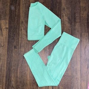 Green seamless legging and long sleeve crop